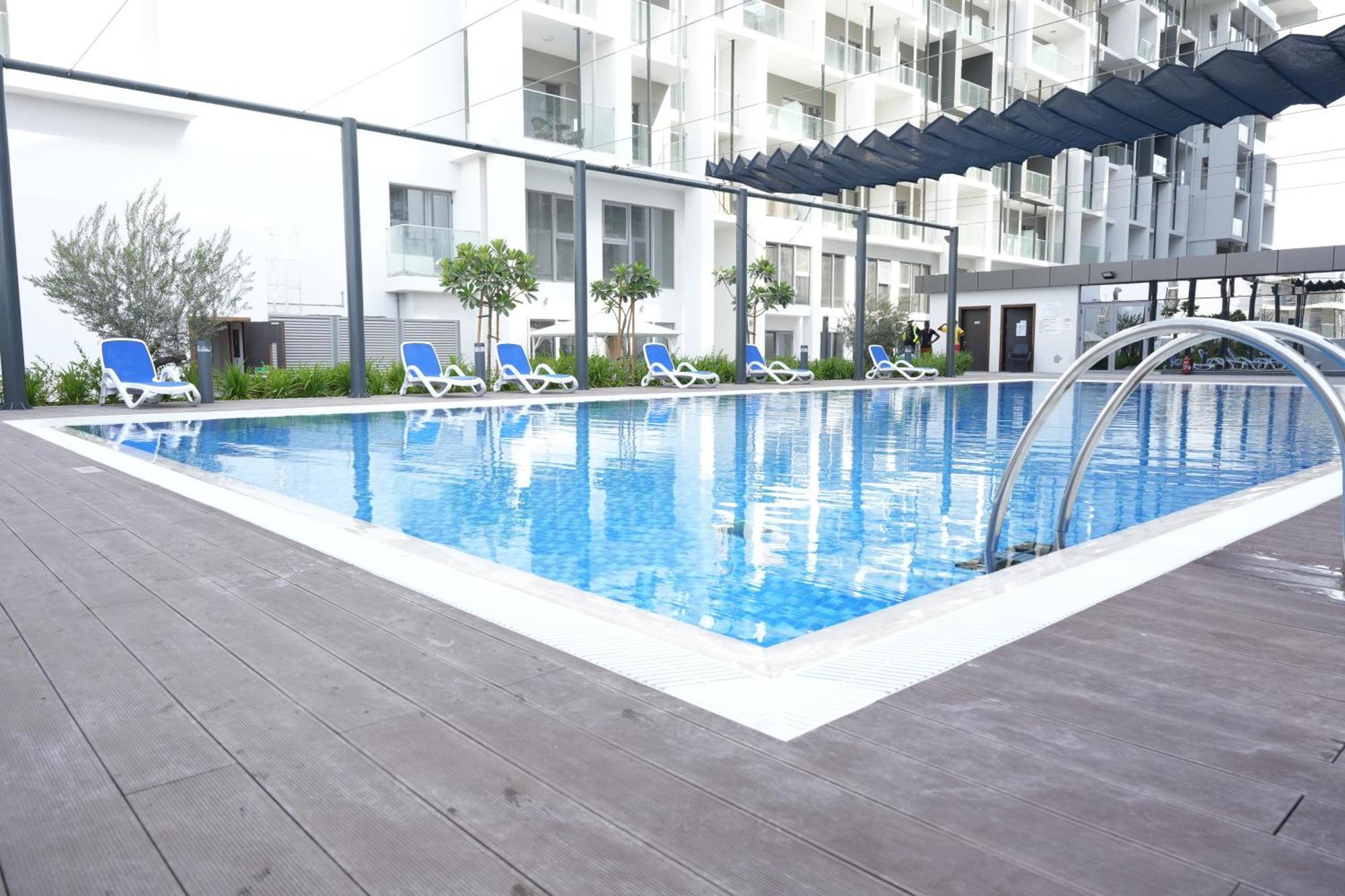 Poolside Charm Apartment อาบูดาบี ภายนอก รูปภาพ
